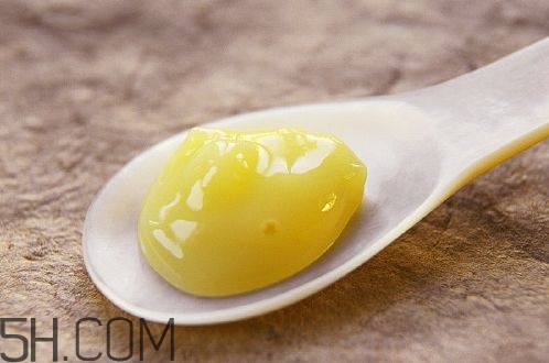 蜂王漿的營養(yǎng)成分有哪些？怎么辨別真假蜂王漿？