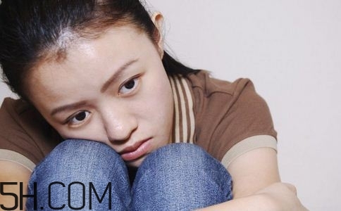 焦慮癥的表現(xiàn)是怎樣的？焦慮癥對身體有什么危害？