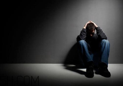焦慮癥患者為什么一到晚上就焦慮得厲害？焦慮癥嚴(yán)重了會(huì)怎么樣？
