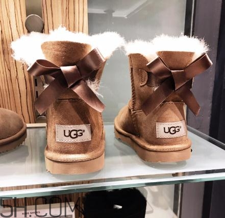 ugg雪地靴要穿襪子嗎？ugg是光腳穿嗎？