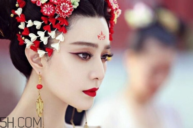 迪奧999啞光和滋潤怎么區(qū)分 試色對(duì)比哪個(gè)更好看