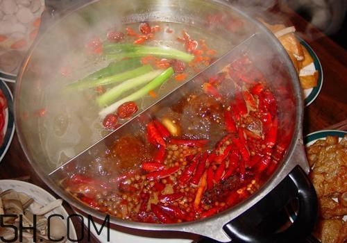 喉嚨有異物是食道癌嗎？如何預(yù)防食道癌？