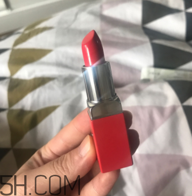倩碧小方唇膏卡唇紋嗎？06號適合黃皮嗎？