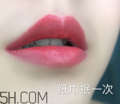 倩碧小方唇膏持久度如何？沾杯嗎？
