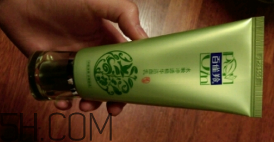 百雀羚泡沫潔面乳洗后緊繃嗎？適合干皮嗎？