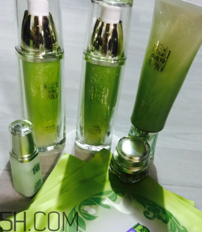 百雀羚水能量套盒適合油皮嗎？適合秋冬用嗎？