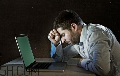 男性經(jīng)常熬夜有哪些危害？男性常熬夜對身體危害有哪些？