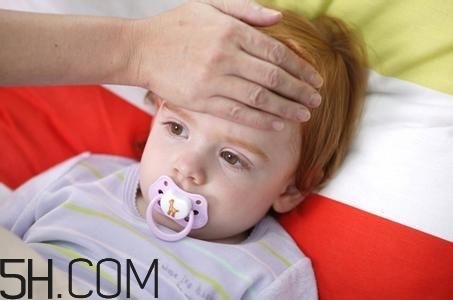 小兒肺炎的癥狀表現(xiàn)有哪些？小兒肺炎應(yīng)該怎么治療？