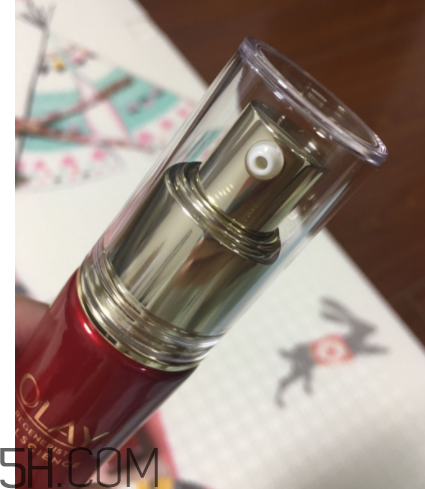 Olay小臉精華露是乳液嗎？用在哪一個步驟？