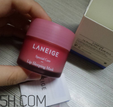 蘭芝夜間唇膜每次敷多厚？每次用多少？