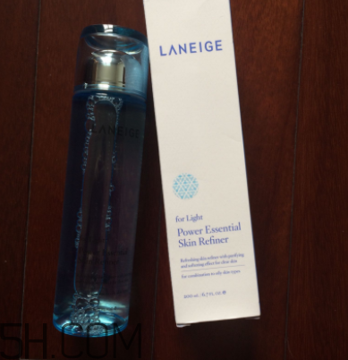 蘭芝水衡精華水油不油？適合油皮嗎？