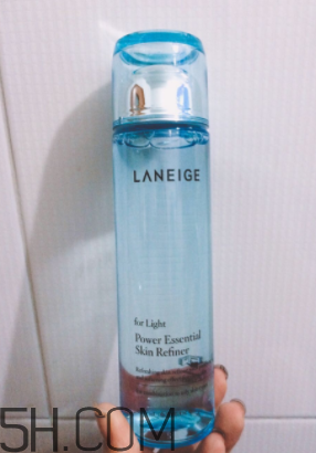 蘭芝水衡精華水油不油？適合油皮嗎？