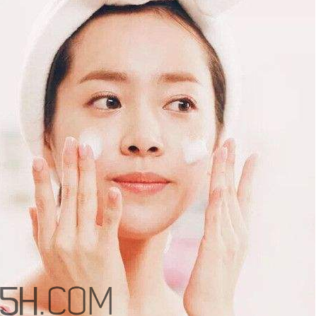 卸妝膏和卸妝油有什么區(qū)別？不同卸妝產(chǎn)品的使用方法