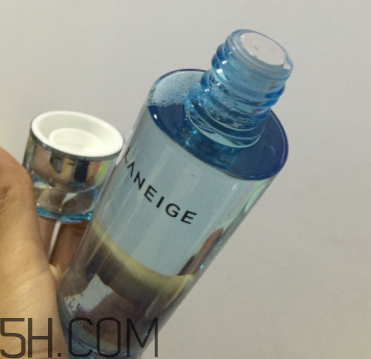 蘭芝水衡精華水油不油？適合油皮嗎？