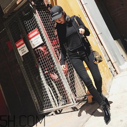 黑色衣服掉色屬于質(zhì)量問題嗎？黑色衣服掉色嚴(yán)重怎么辦？