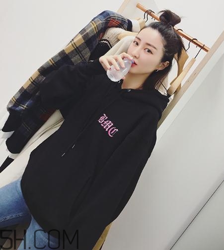 黑色衣服粘毛怎么處理？黑色衣服沾毛怎么辦？