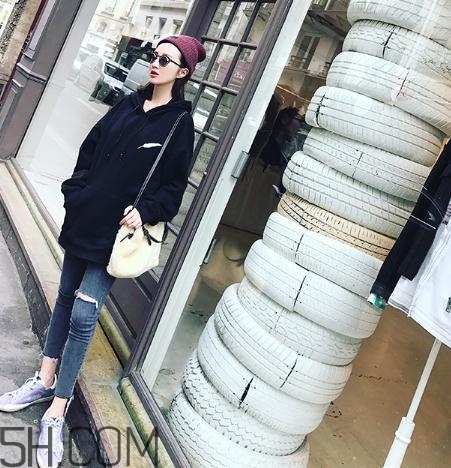 黑色衣服被漂白水弄壞怎么復(fù)原？黑色衣服被84燒黃了怎么辦？