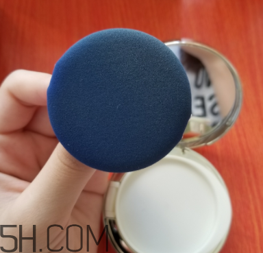 sum37空氣感氣墊霜浮粉嗎？適合油皮嗎？