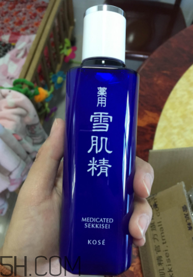 雪肌精化妝水盈潤型成分是什么？會使皮膚變薄嗎？