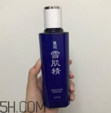 雪肌精化妝水盈潤型成分是什么？會使皮膚變薄嗎？