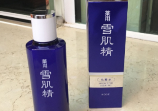 雪肌精化妝水盈潤(rùn)型成分是什么？會(huì)使皮膚變薄嗎？