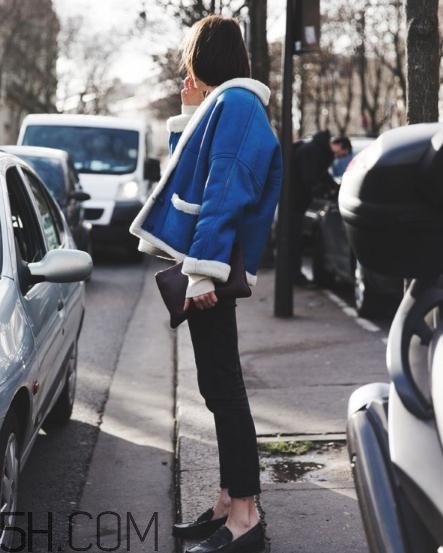 羊羔絨牛仔外套怎么搭配？羊羔絨牛仔外套搭配女