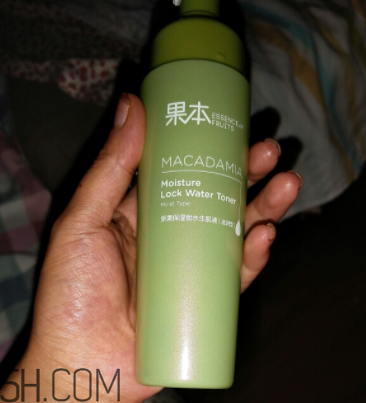 詩婷露雅生肌液滋潤型適合輕熟肌嗎？油不油？