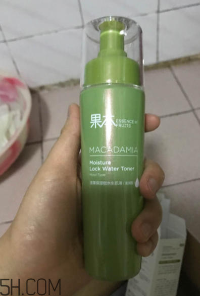 詩婷露雅生肌液滋潤型適合輕熟肌嗎？油不油？