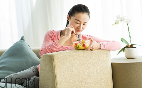 女孩月經(jīng)初潮可不可以喝紅糖水？女孩月經(jīng)初潮媽媽應(yīng)該怎么做？