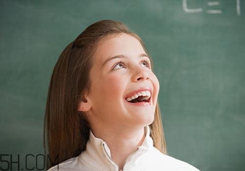 女孩月經(jīng)初潮量多量少正常嗎？月經(jīng)初潮一般幾天干凈？