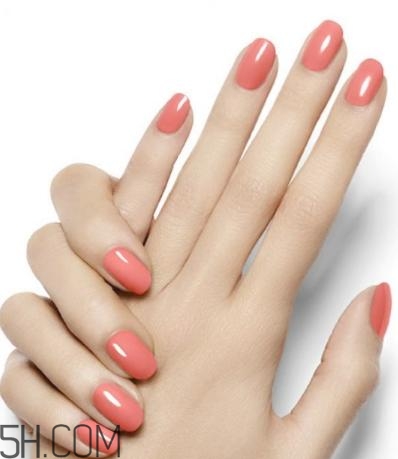 冬天涂什么指甲油好看？手黑涂什么指甲油好看？