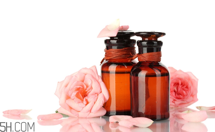 玫瑰精油能泡腳嗎？玫瑰精油的使用方法有哪些？