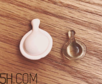 伊麗莎白雅頓眼部精華液油不油？長(zhǎng)脂肪粒嗎？