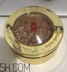 伊麗莎白雅頓眼部精華液油不油？長(zhǎng)脂肪粒嗎？