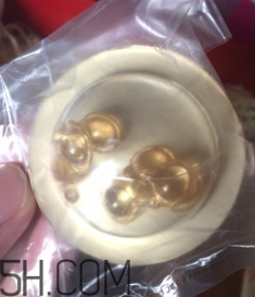 伊麗莎白雅頓眼部精華液油不油？長(zhǎng)脂肪粒嗎？