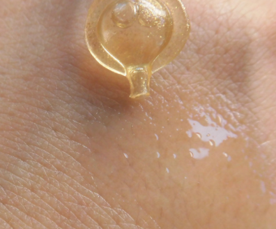 伊麗莎白雅頓眼部精華液油不油？長(zhǎng)脂肪粒嗎？