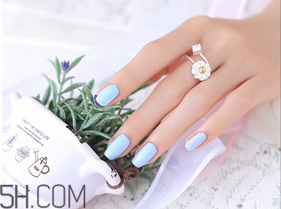 冬天涂什么指甲油好看？手黑涂什么指甲油好看？