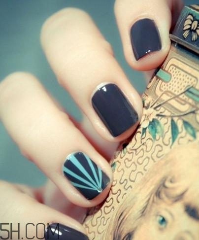 冬天涂什么指甲油好看？手黑涂什么指甲油好看？