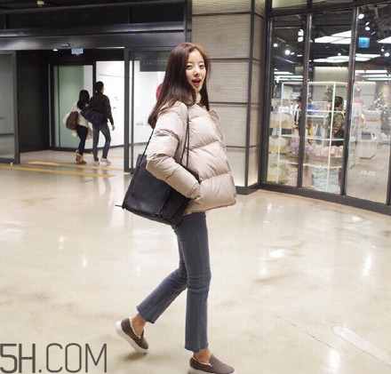 羽絨服怎么穿不顯胖？冬季好看的女裝羽絨服時(shí)尚搭配