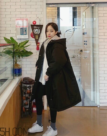 羽絨服怎么穿不顯胖？冬季好看的女裝羽絨服時(shí)尚搭配