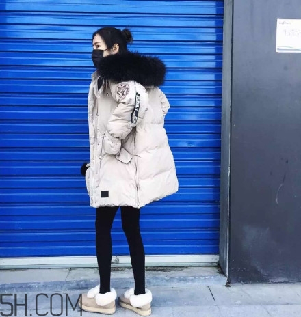 羽絨服怎么穿不顯胖？冬季好看的女裝羽絨服時(shí)尚搭配