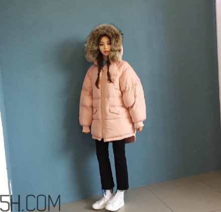 羽絨服怎么穿不顯胖？冬季好看的女裝羽絨服時(shí)尚搭配