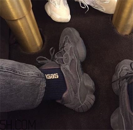 yeezy 500 desert rat純黑配色實(shí)物什么樣？
