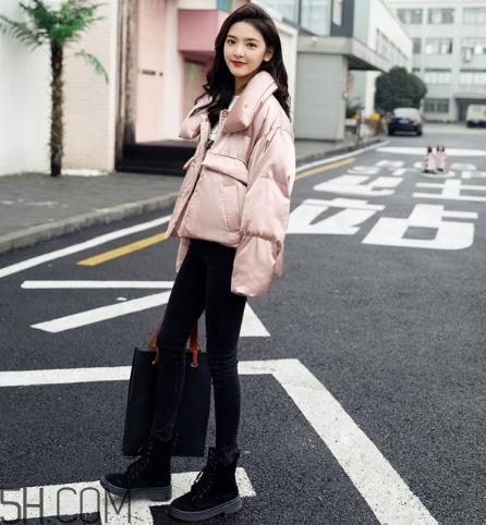 粉色羽絨服配什么鞋子？粉色羽絨服搭配鞋子圖片