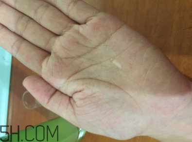 蘭蔻水光瓶后續(xù)要疊加面霜嗎？可以和精華疊加嗎？