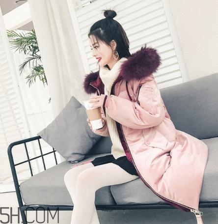 粉色羽絨服里面怎么搭配？粉色羽絨服內(nèi)搭什么？