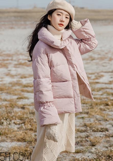 粉色羽絨服里面怎么搭配？粉色羽絨服內(nèi)搭什么？