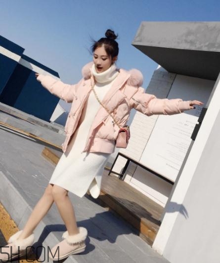 粉色羽絨服里面怎么搭配？粉色羽絨服內(nèi)搭什么？