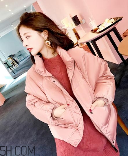 粉色羽絨服里面怎么搭配？粉色羽絨服內(nèi)搭什么？