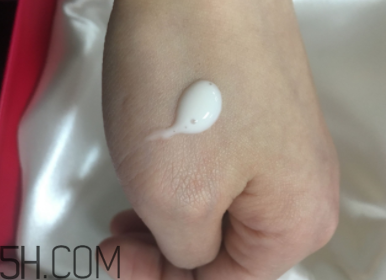 蘭蔻美膚修護(hù)精華乳有刺激嗎？適合敏感肌嗎？